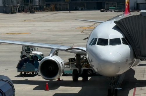 香港飛機場登機的地方，有一家飛機