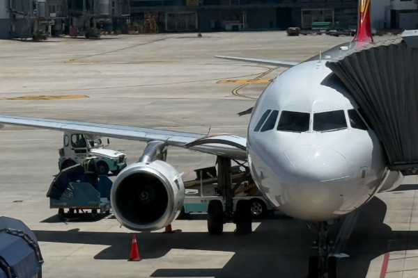 香港飛機場登機的地方，有一家飛機